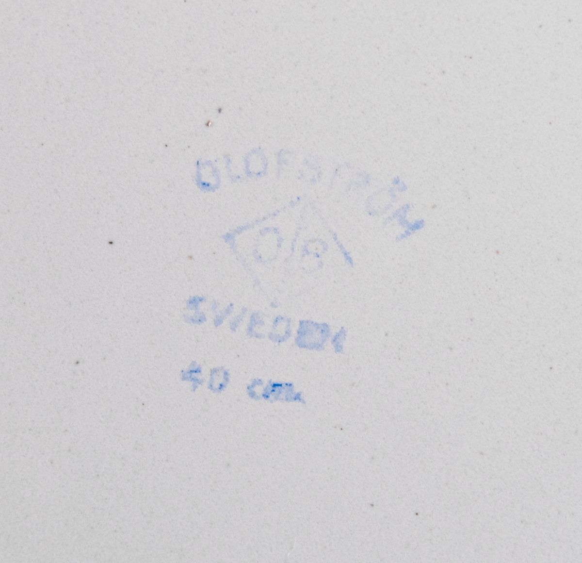 Bäcken i emalj, vit med blå kant. Handtag i ena sidan. Blått märke på undersidan, OLOFSTRÖM SWEDEN 40 cm.