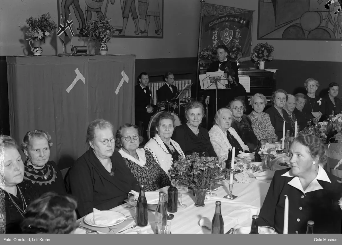 Sagene arbeidersamfunn, interiør, Sagene arbeiderkvinneforening, jubileumsfest, langbord, oppdekning, kvinner, menn