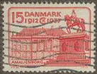 Frimärke ur Gösta Bodmans filatelistiska motivsamling, påbörjad 1950.
Frimärke från Danmark, 1937. Motiv av Amalienborg Slott i Köpenhamn -Minne av Kung Christian X:s 25-års regeringsjubileum: 1912-1937.