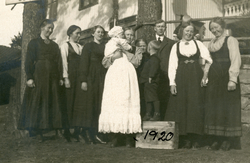 Frå ein barnedåp i 1920.