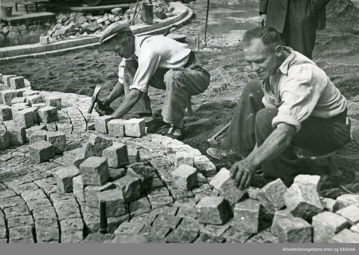 Broleggere. Steinsettere. Veiarbeidere. Carl Berners plass. Fra venstre: Reidar Hoberg, Hjalmar Stubberud. Udatert. Siste halvdel av 1940-tallet.