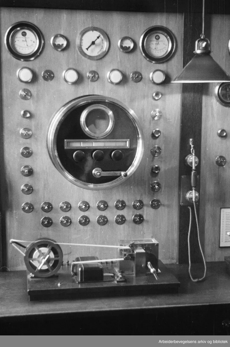 Reportasje om dårlige arbeidsforhold for de ansatte ved politistasjonen i Møllergata 19. Juni 1946