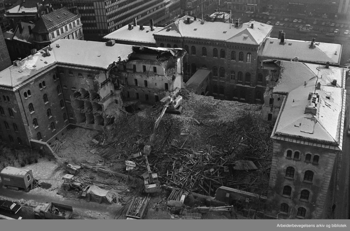 Fengselsbygningen i Møllergata 19 (eg. Oslo kretsfengsel avd. A) rives. Januar 1976.
