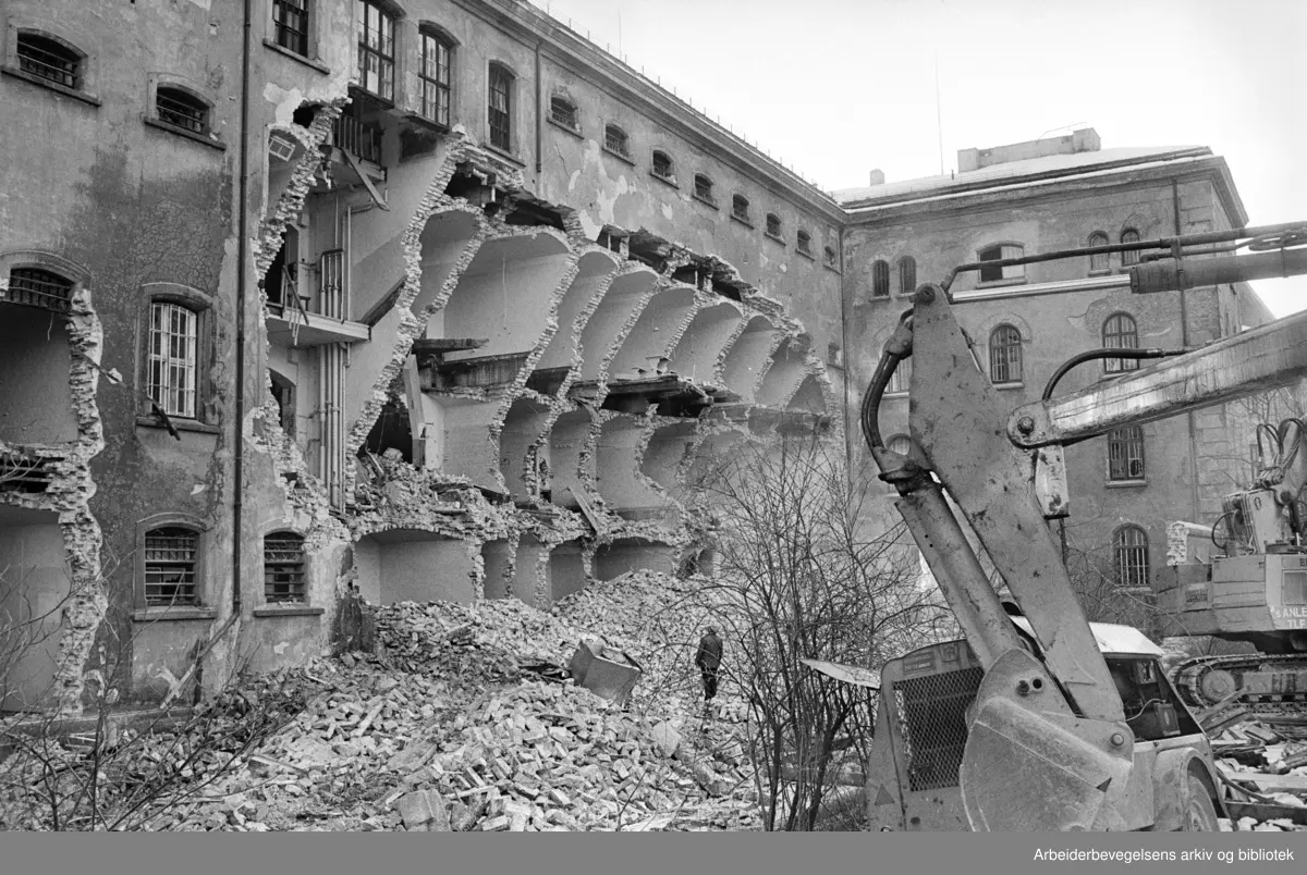 Fengselsbygningen i Møllergata 19 (eg. Oslo kretsfengsel avd. A) rives. Januar 1976
