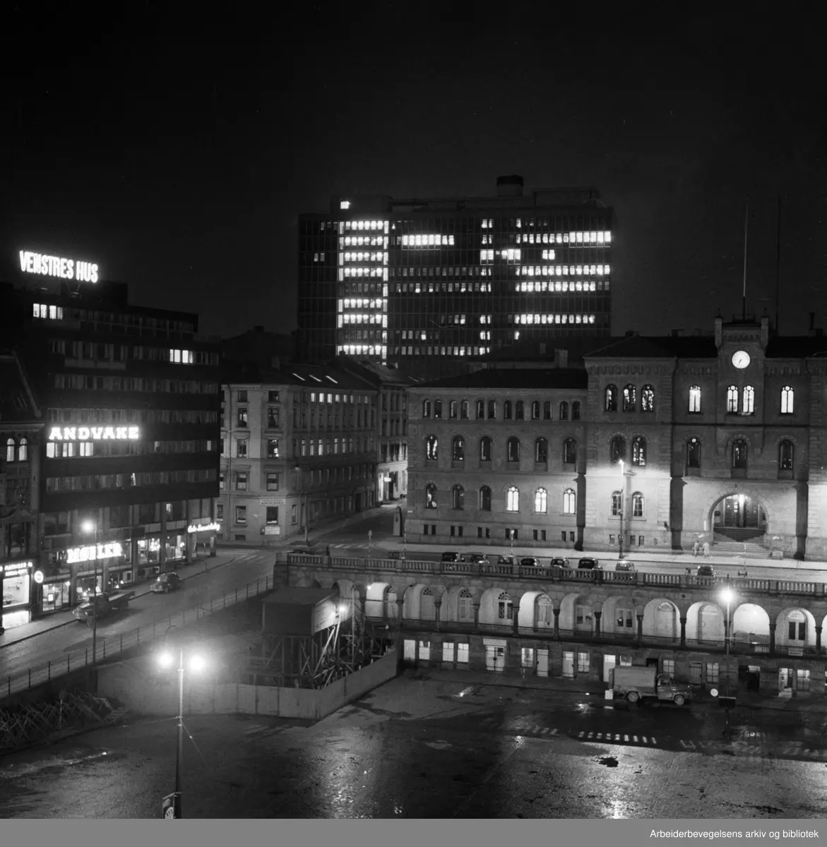 Regjeringsbygningen og Møllergata nr. 19. Oktober 1958