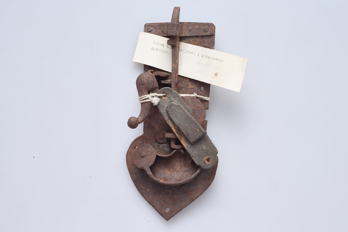 En lås og et jernstykke