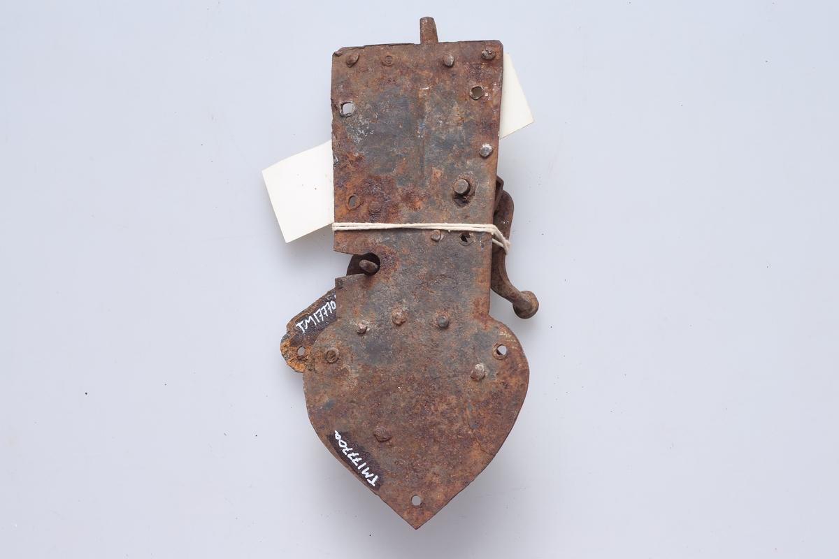 En lås og et jernstykke