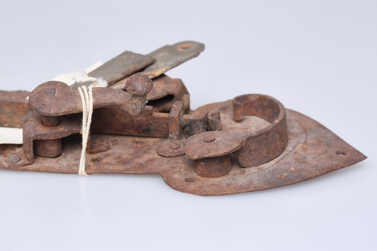En lås og et jernstykke