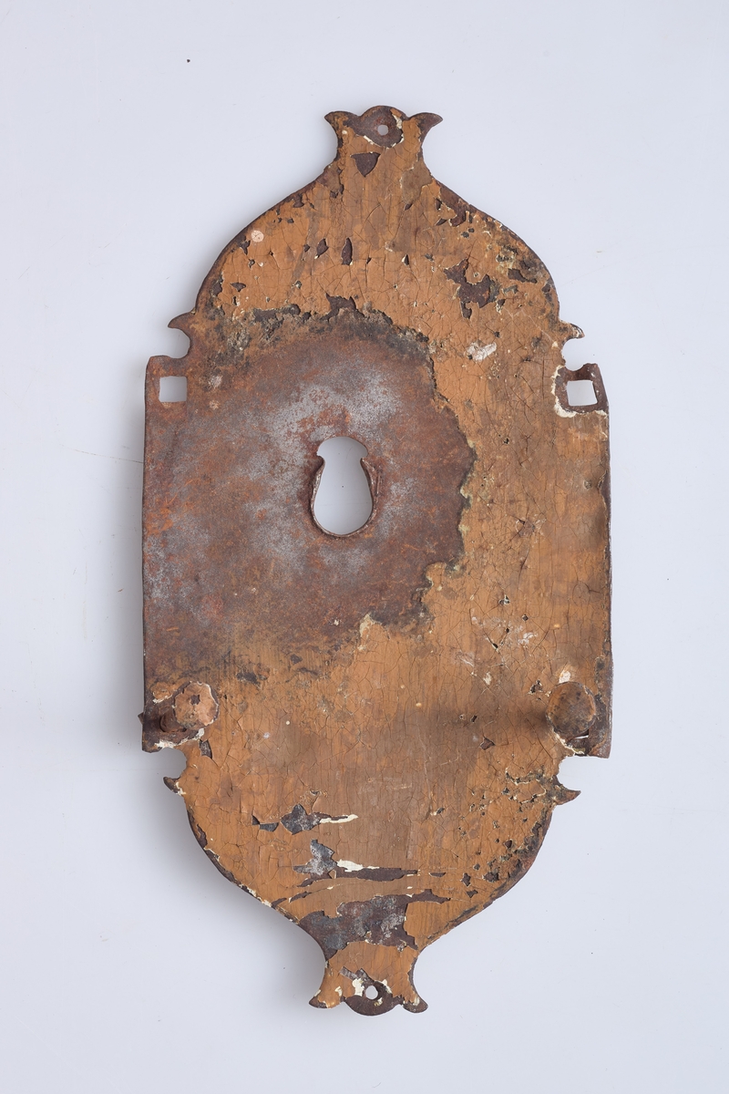 To deler av en lås a har mekanismen og b er et beslag tilå ha på andre siden av døren.