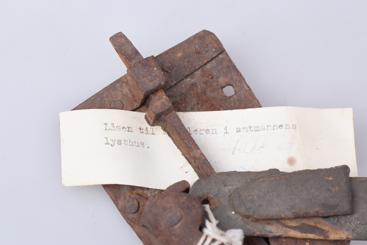 En lås og et jernstykke