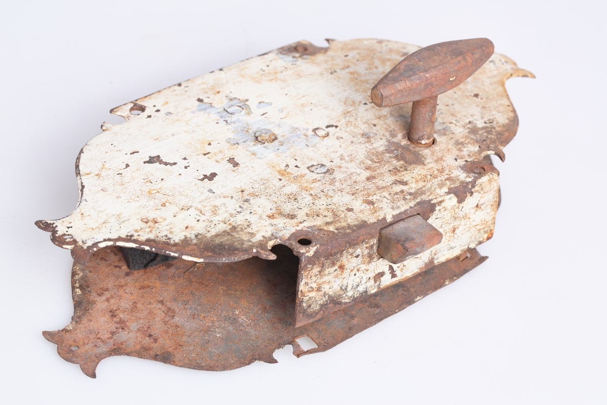 To deler av en lås a har mekanismen og b er et beslag tilå ha på andre siden av døren.