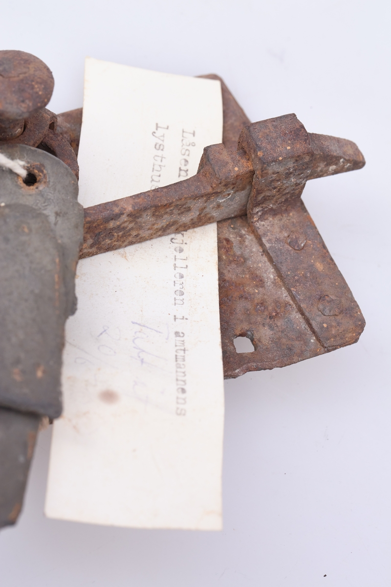 En lås og et jernstykke