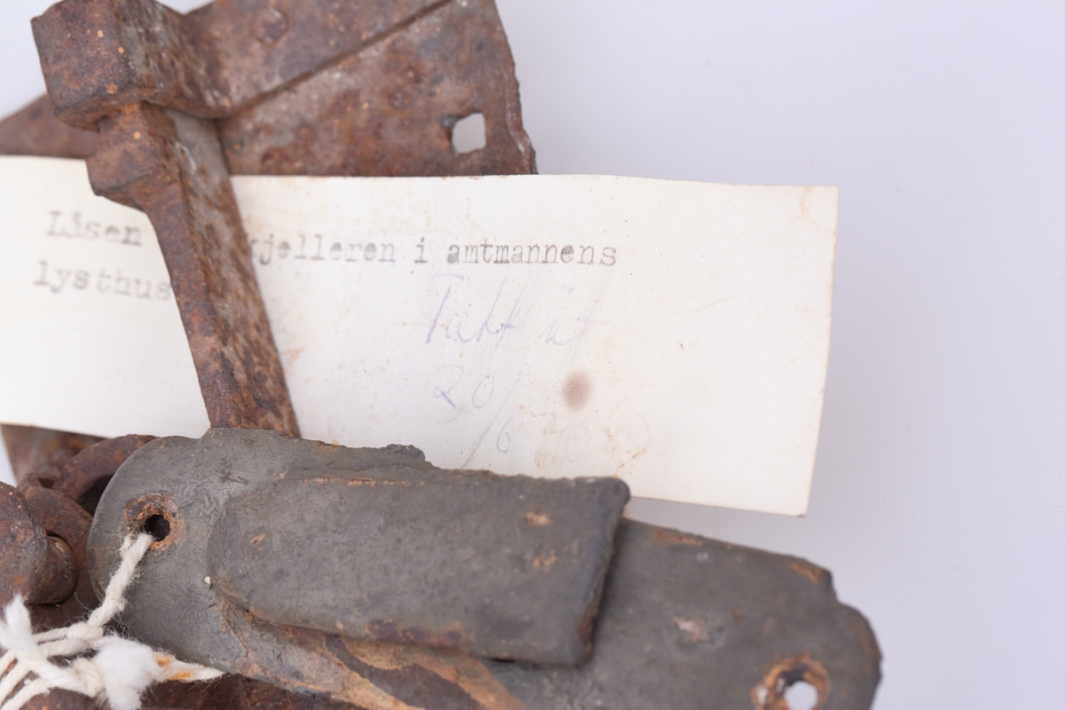 En lås og et jernstykke