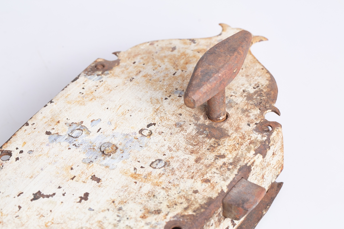 To deler av en lås a har mekanismen og b er et beslag tilå ha på andre siden av døren.