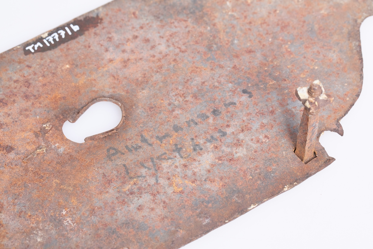 To deler av en lås a har mekanismen og b er et beslag tilå ha på andre siden av døren.