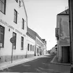 Follingegatan i Skänninge 1951. Vy från gatans norra ände med blick söderut. Närmast till vänster Östgöta Enskilda Banks kontor med entré mot Västra Kyrkogatan.