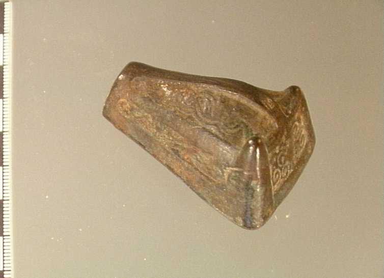 AV BRONS, DJURHUVUDFORMAT, L. 55, BR. 39 MM.LIKNANDE NR: 491, MEN SLINGORNAMENT I STÄLLET FÖR PUNKTERING, LISTERNA UPPHÖJDA, (NÅL SAKNAS) FÖRUT MÄRKT: 1165