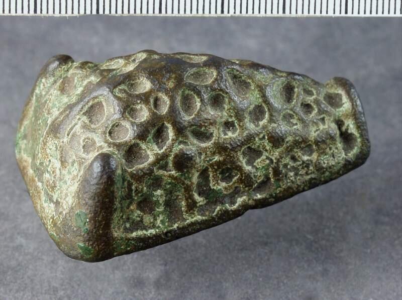 AV BRONS, DJURHUVUDFORMAT, LÄNGD 54, BR. 38 H. 23 MM. LIKNANDE NR: 498, MEN ENKLARE OCH OTYDLIGARE ORNERING, (NÅL SAKNAS). FÖRUT MÄRKT: 1161. SLITET