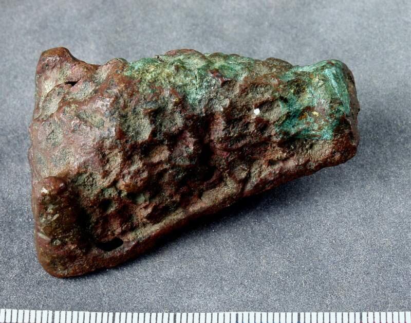 AV BRONS, DJURHUVUDFORMAT, LÄNGD 58, BR. 37 MM. LIKNANDE 498, MEN MYCKET ANFRÄTT OCH DEFEKT. (BOTTEN SAKNAS). FÖRUT MÄRKT: 228.