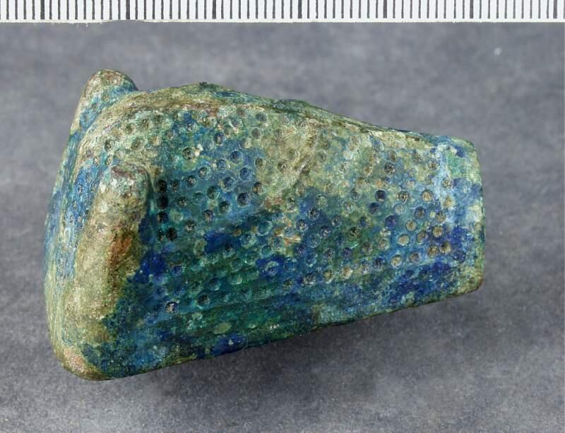 AV BRONS, DJURHUVUDFORMAT, LÄNGD 51, BR. 33, H. 26 MM. LIK NR: 513. FÖRUT MÄRKT 1154. ENKEL PUNKTDEKOR