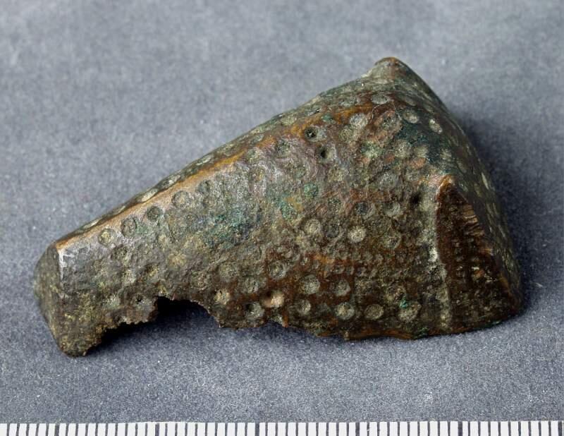 AV BRONS, DJURHUVUDFORMAT, LÄNGD 50, BR. 30, H. 19 MM. TYP LIK NR: 518. LÅNGSIDORNA DEFEKTA, BOTTEN MED NÅL SAKNAS. FÖRUT MÄRKT 215. PUNKTDEKOR