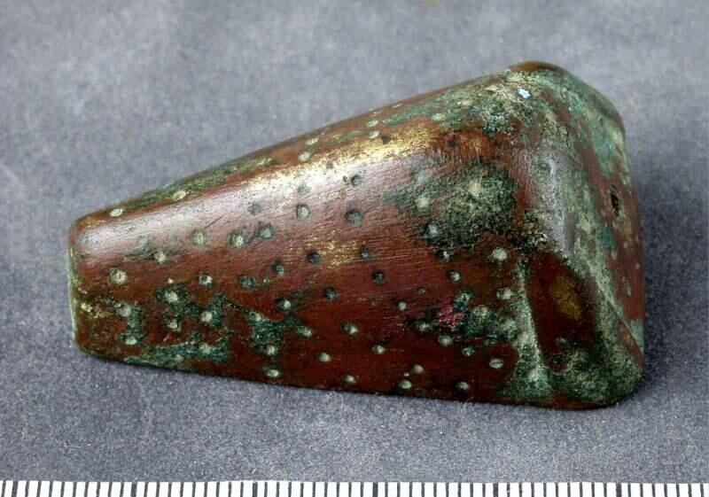 AV BRONS, DJURHUVUDFORMAT, LÄNGD 51, BR. 31, H. 20 MM. TYP LIK NR: 518. HÅL I NACKEN OCH NOSEN, HAR 4 PUNKTER; (BOTTEN MED NÅL SAKNAS). FÖRUT MÄRKT 210.