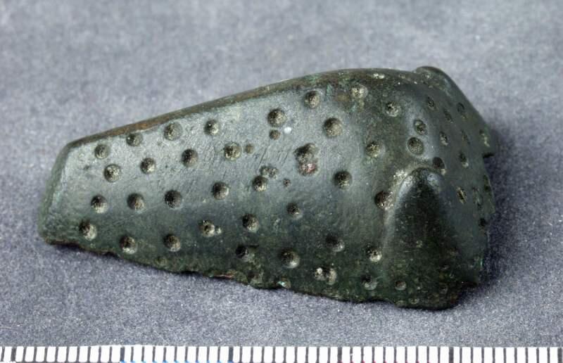 AV BRONS, DJURHUVUDFORMAT, LÄNGD 45, BR. 28, H. 16 MM. LIKT NR: 518. BOTTEN FINNES, NÅLSPETSHYLSA OCH NÅL SAKNAS. FÖRUT MÄRKT: 204.