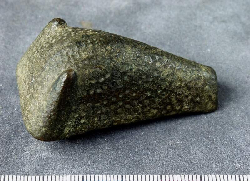 AV BRONS, DJURHUVUDFORMAT, LÄNGD 54, BR. 34, H. 28 MM. H. 22 MM. LIKT NR: 528, MEN NOSEN PUNKTERAD. (SIDORNA INBÖJDA, BOTTEN MED NÅL SAKNAS. FÖRUT MÄRKT: 213.