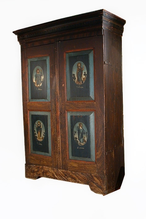 Brunmålat med dubbeldörrar på vars dörrspeglar de fyra evangelisterna, Marcus, Matteus, Lukas och Johannes är avbildade. Skåpet innehåller 5  stycken hyllor. Målat på insidan av ena dörren.