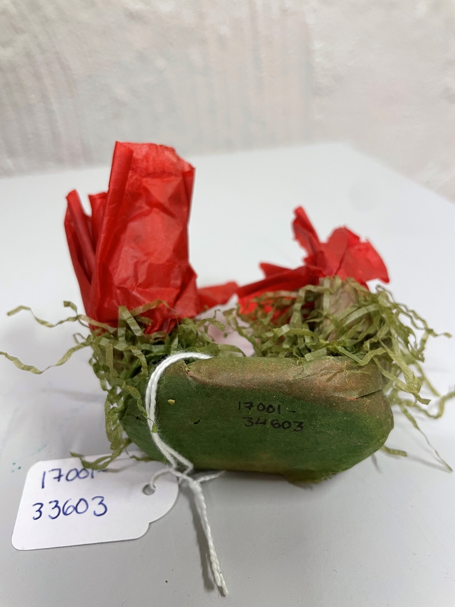 Marsipankonfekt inslagen i grönt och rött silkespapper.
Märkt med pappersetikett med text "Bröllopskaramell från början av 1900-talet".