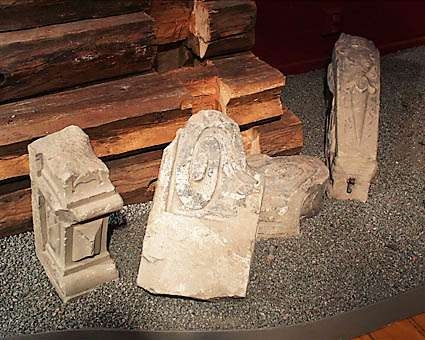 Sex stycken stenar, huggna. Växtliknande ornamentik och geometriska former.