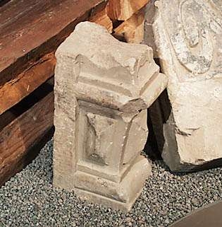 Sex stycken stenar, huggna. Växtliknande ornamentik och geometriska former.