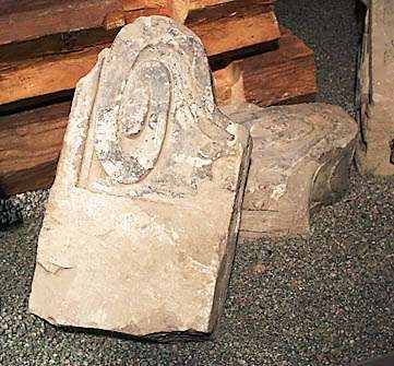 Sex stycken stenar, huggna. Växtliknande ornamentik och geometriska former.