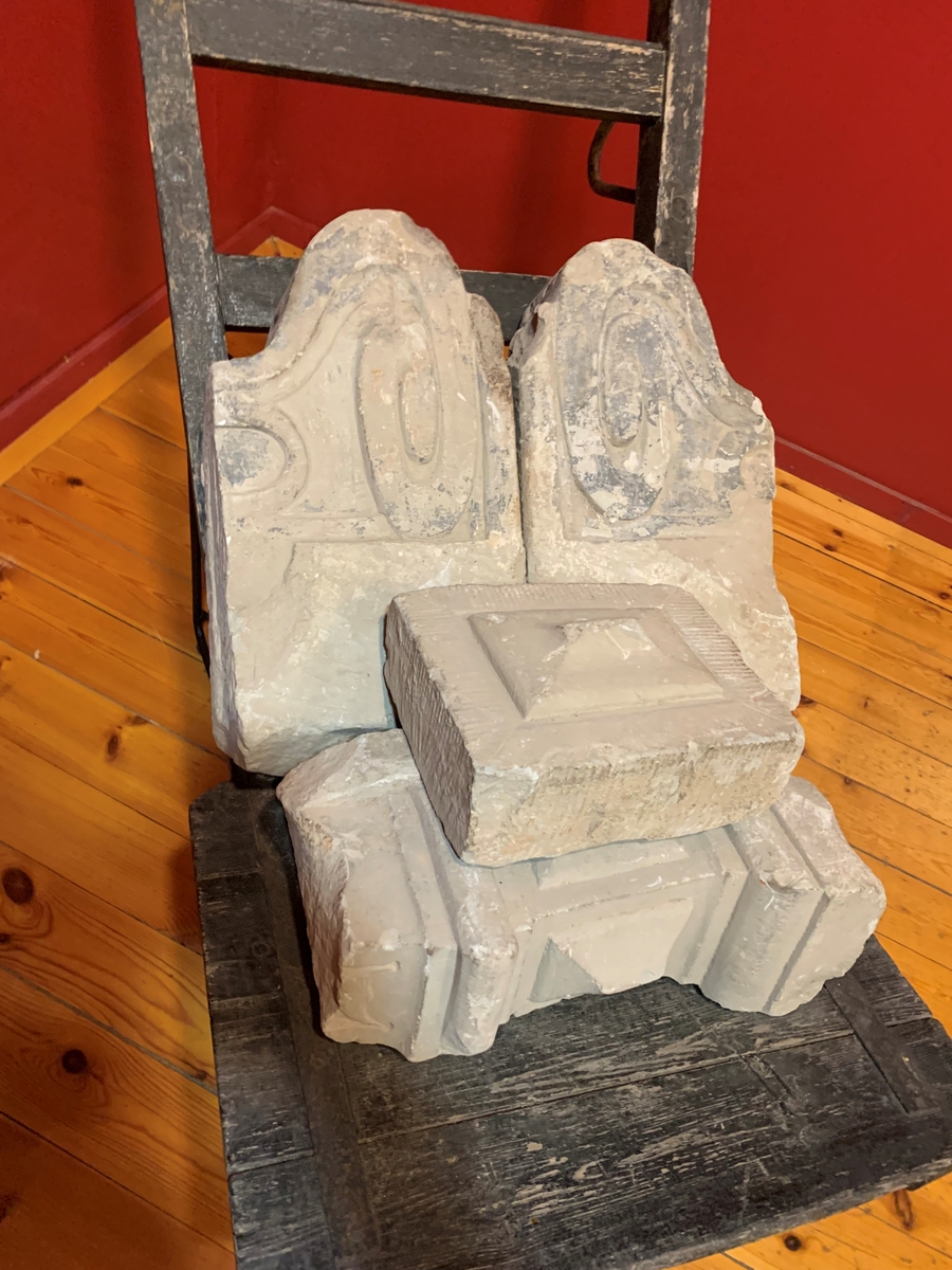 Sex stycken stenar, huggna. Växtliknande ornamentik och geometriska former.