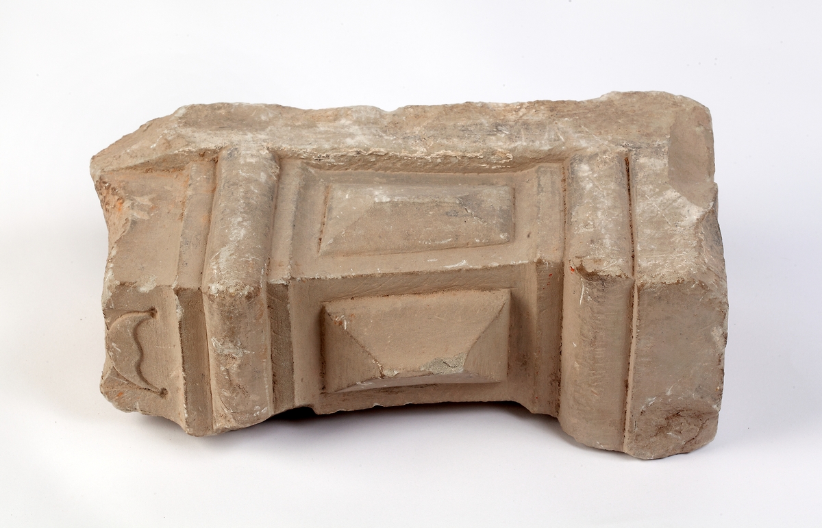 Sex stycken stenar, huggna. Växtliknande ornamentik och geometriska former.