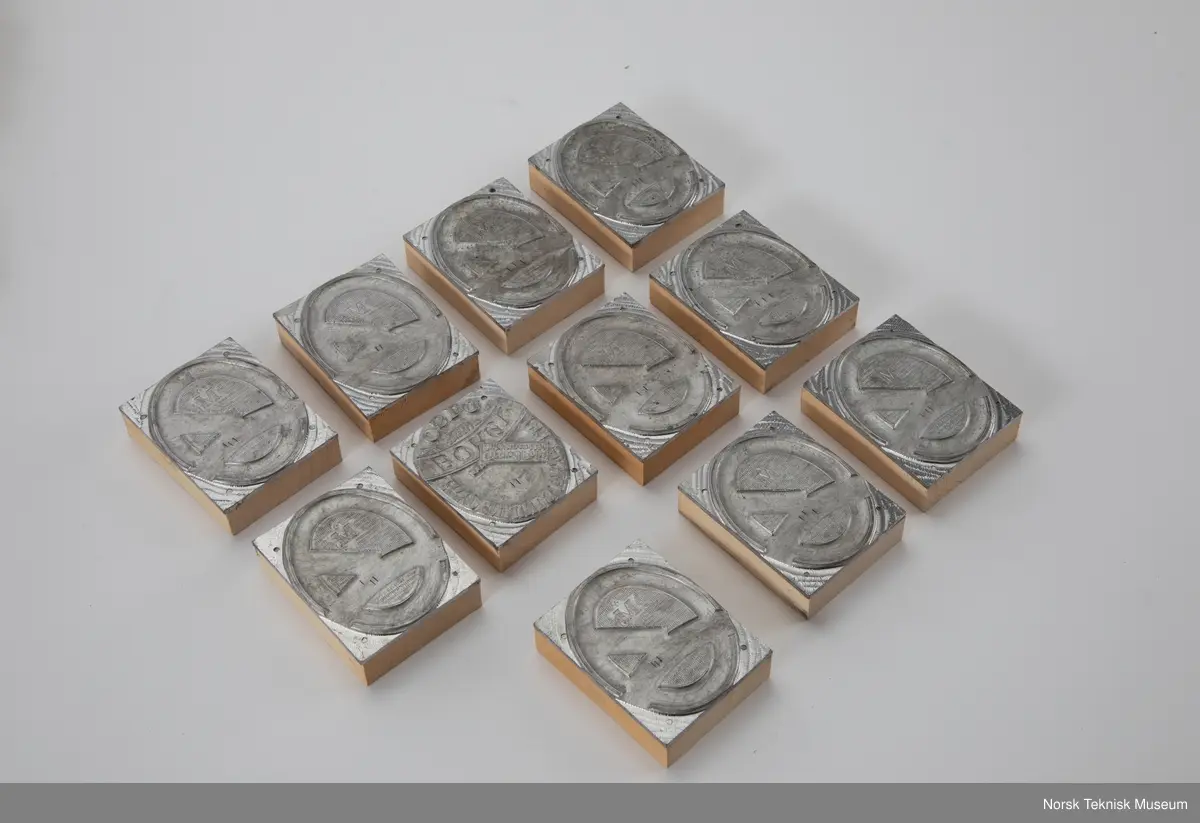 Eske med klisjeer av øletiketter. 38 stykker. 