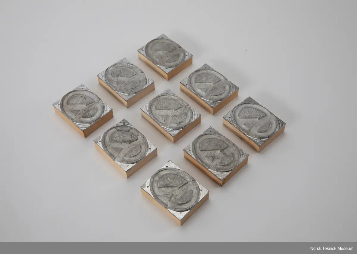 Eske med klisjeer av øletiketter. 38 stykker. 