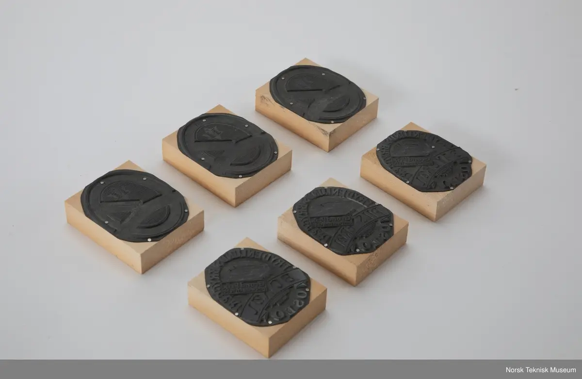 Eske med klisjeer av øletiketter. 38 stykker. 