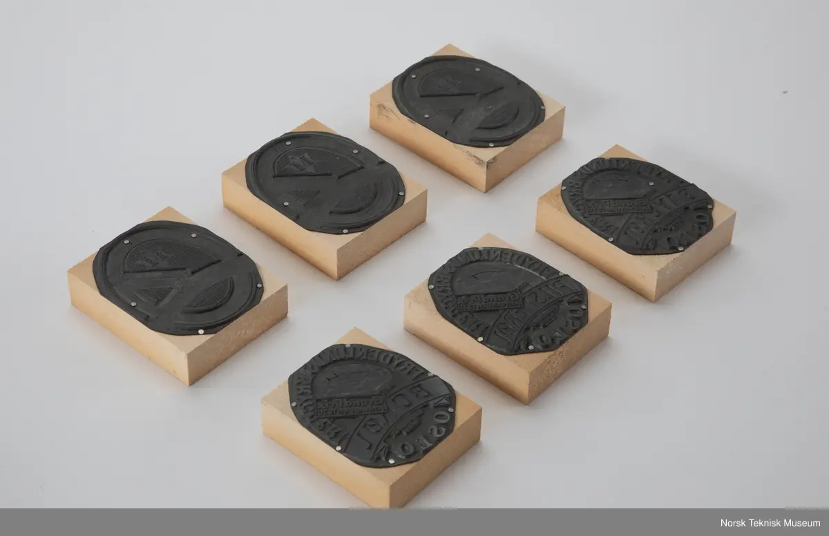 Eske med klisjeer av øletiketter. 38 stykker. 