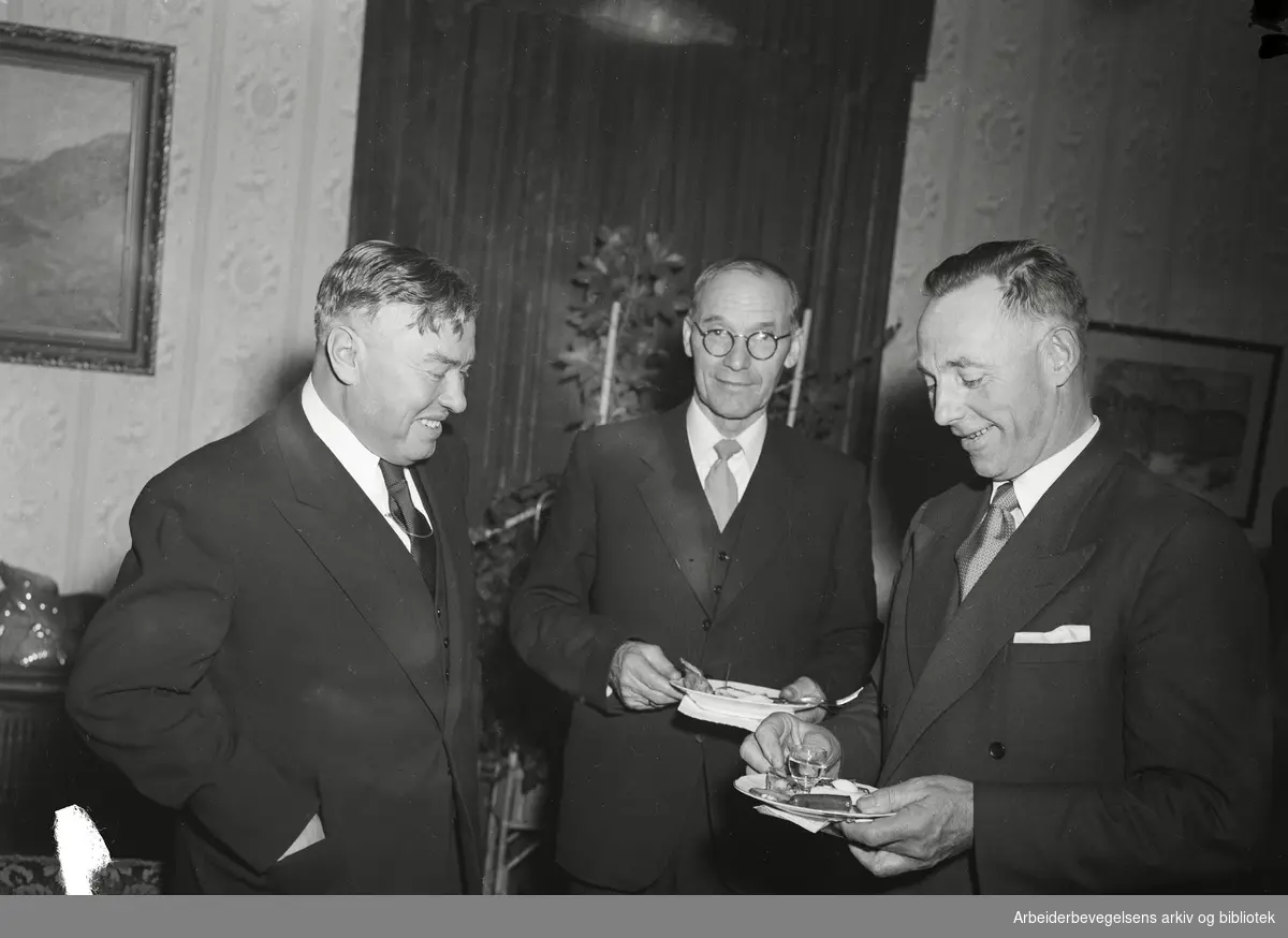 Stortinget er invitert på kaviar og vodka i den sovjetrussiske ambassaden. Ambassadør Georgij Arkadjev (til venstre) og to norske stortingsrepresentanter. 21. April 1955.