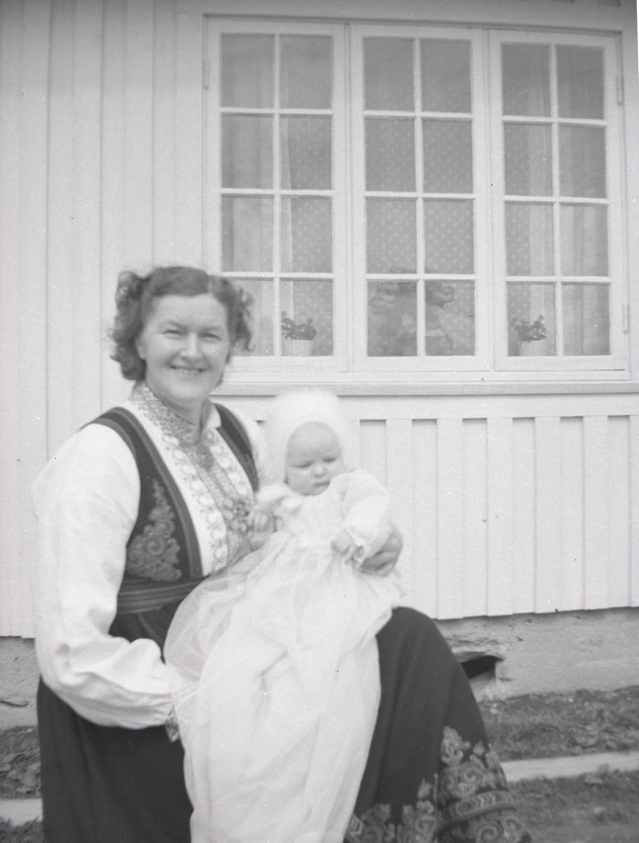 Fem bilde av kvinne med dåpsbarn