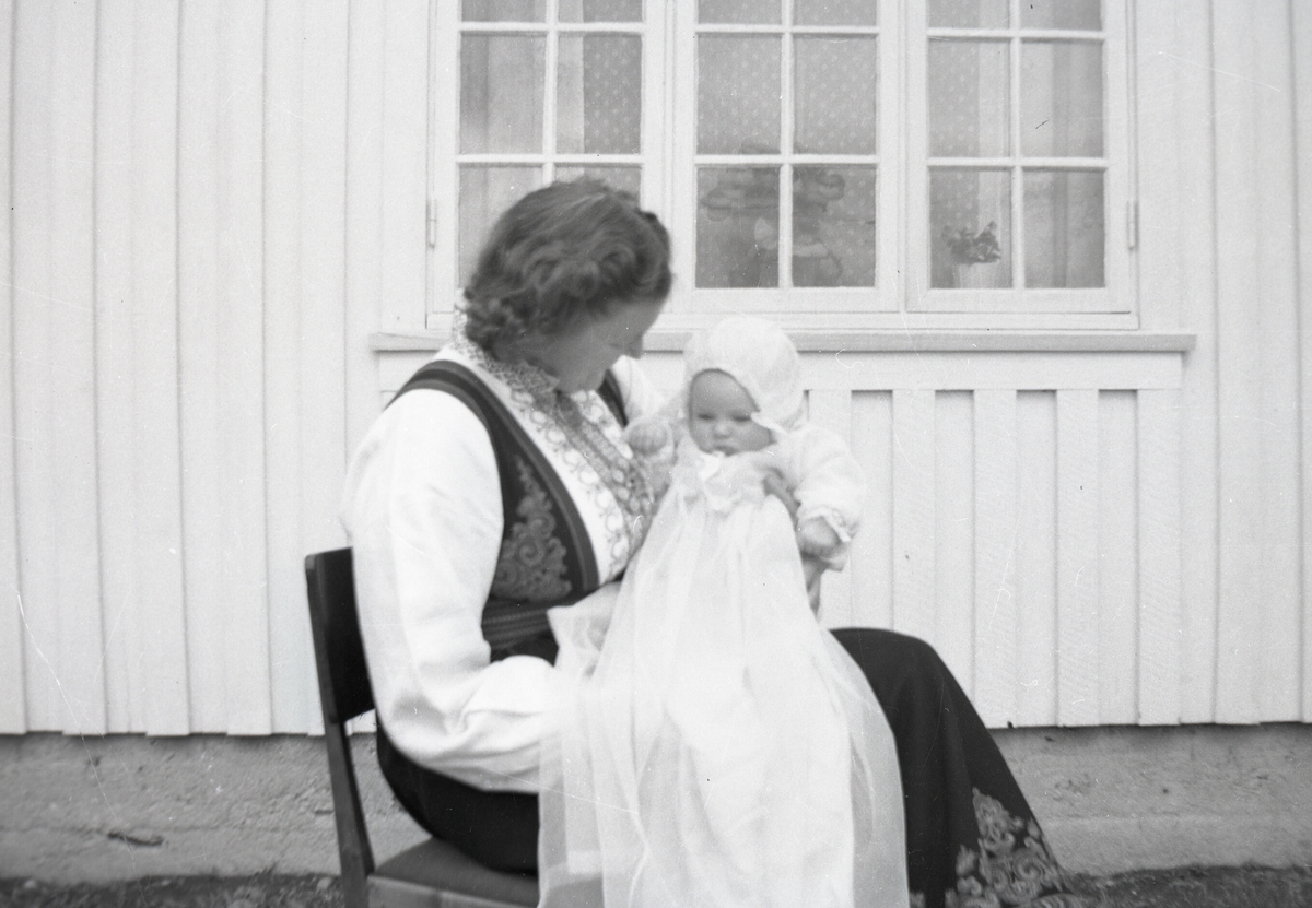 Fem bilde av kvinne med dåpsbarn
