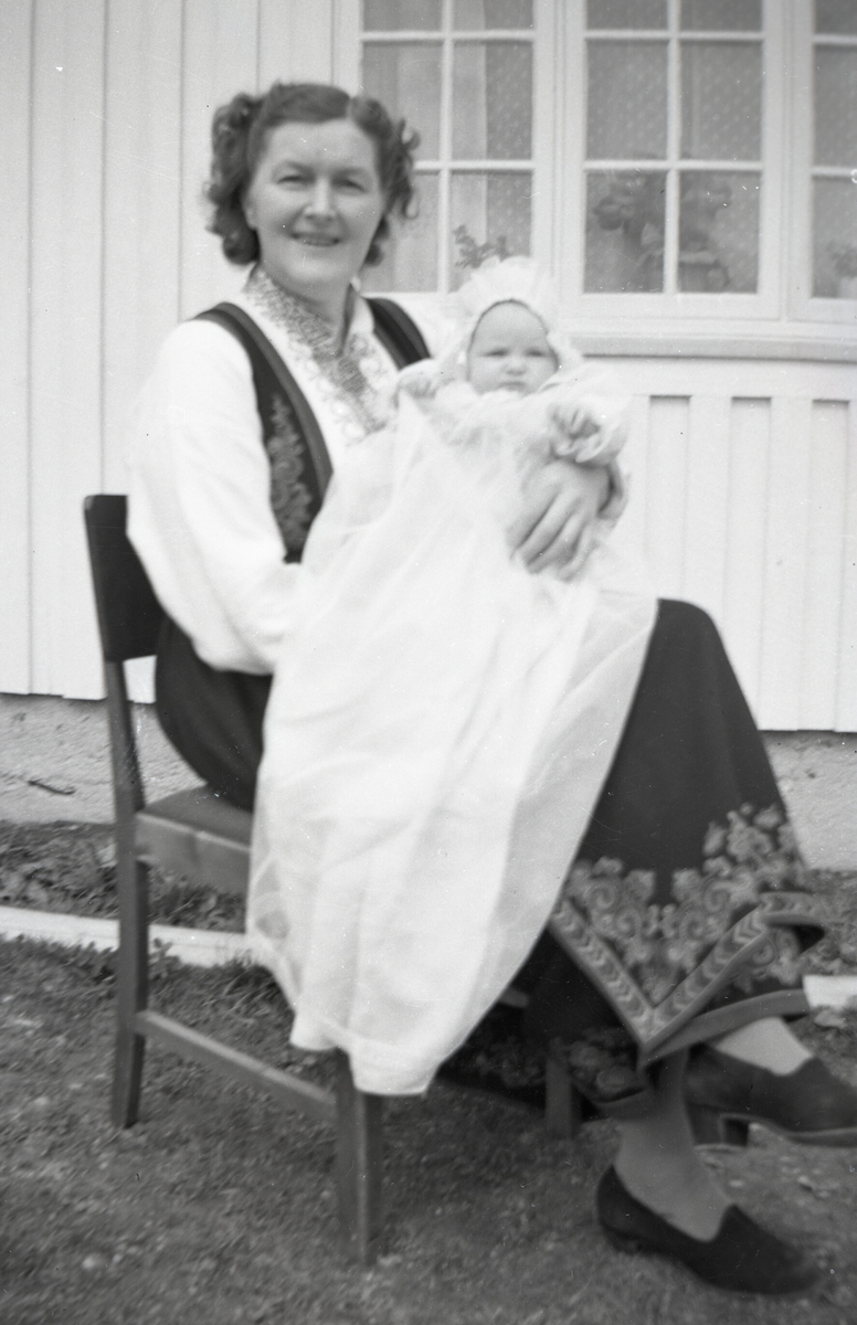 Fem bilde av kvinne med dåpsbarn