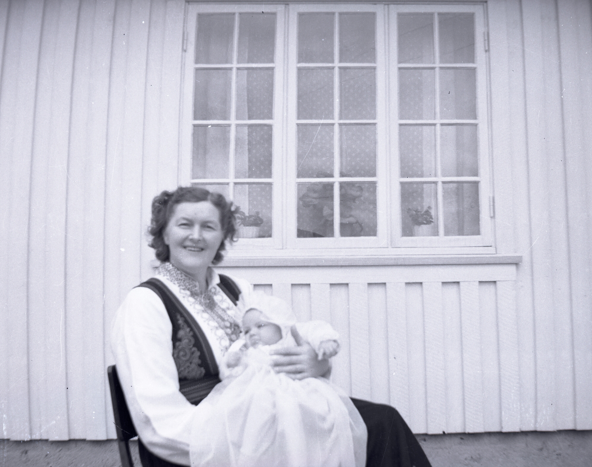 Fem bilde av kvinne med dåpsbarn