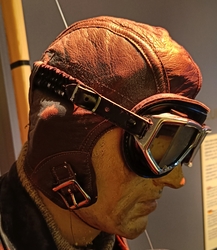 Skinnhjelm m/briller