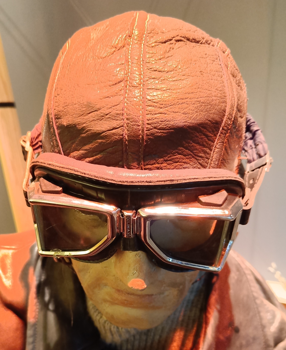 Flyverhjelm med briller på pilot i Longhorn.