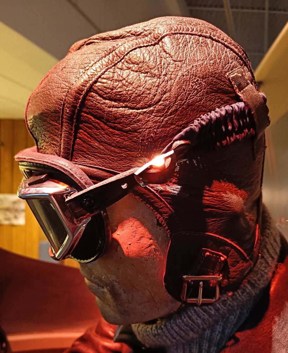 Flyverhjelm med briller på pilot i Longhorn.