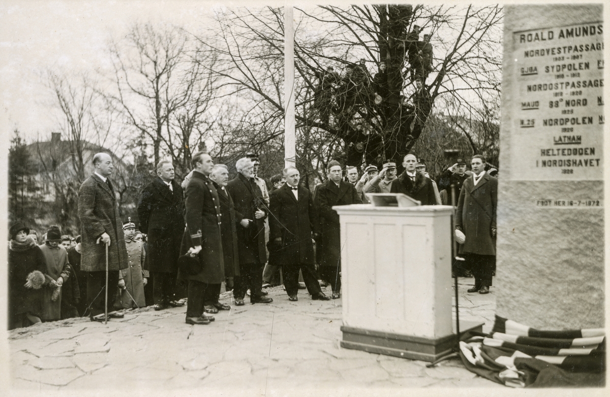 Etter avdukning. Kronprinsen med følge hilser til bautaen - Roald Amundsens bautasten avsløres ved Sarpsborg - 16. des. 1928.