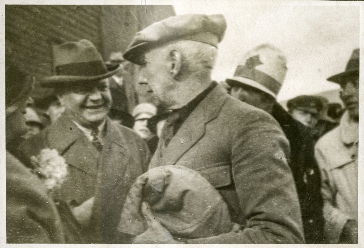 Roald Amundsen med sixpence, i samtale med mann - Roald Amundsen forlater Bergen med "Latham" 17. juni 1928.