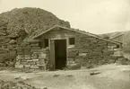 Stenkoja i kalkbrottet i Degerhamn, 1906. Rast och viloplats för arbetare vid Ölands Cementfabrik.